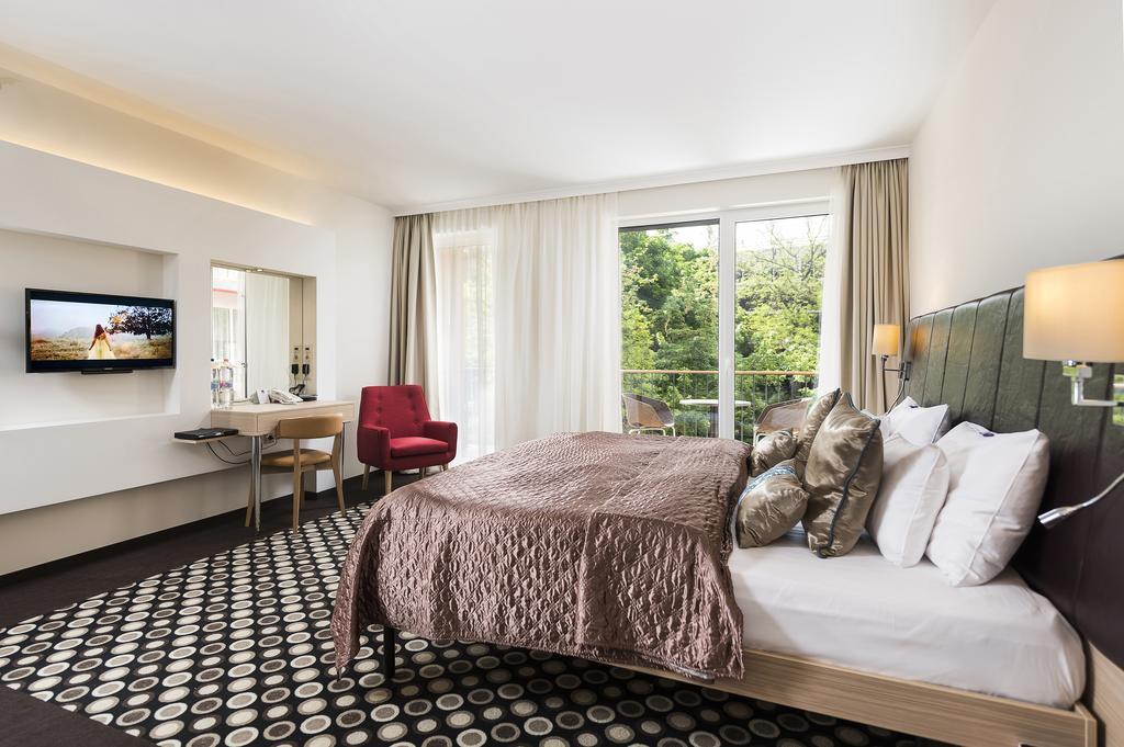 Deluxe Family Room with Balcony