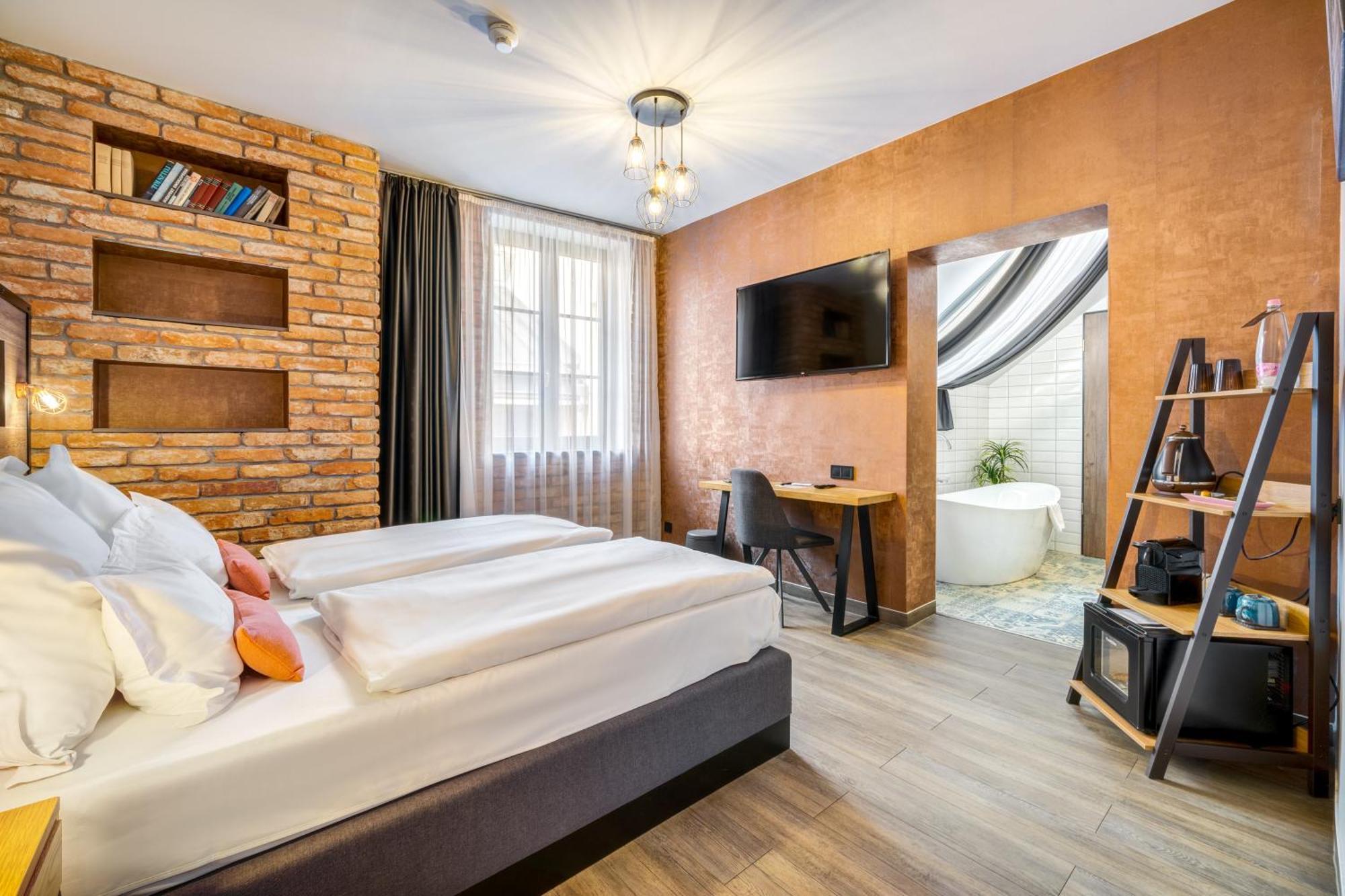Deluxe Double Room with Bathtub