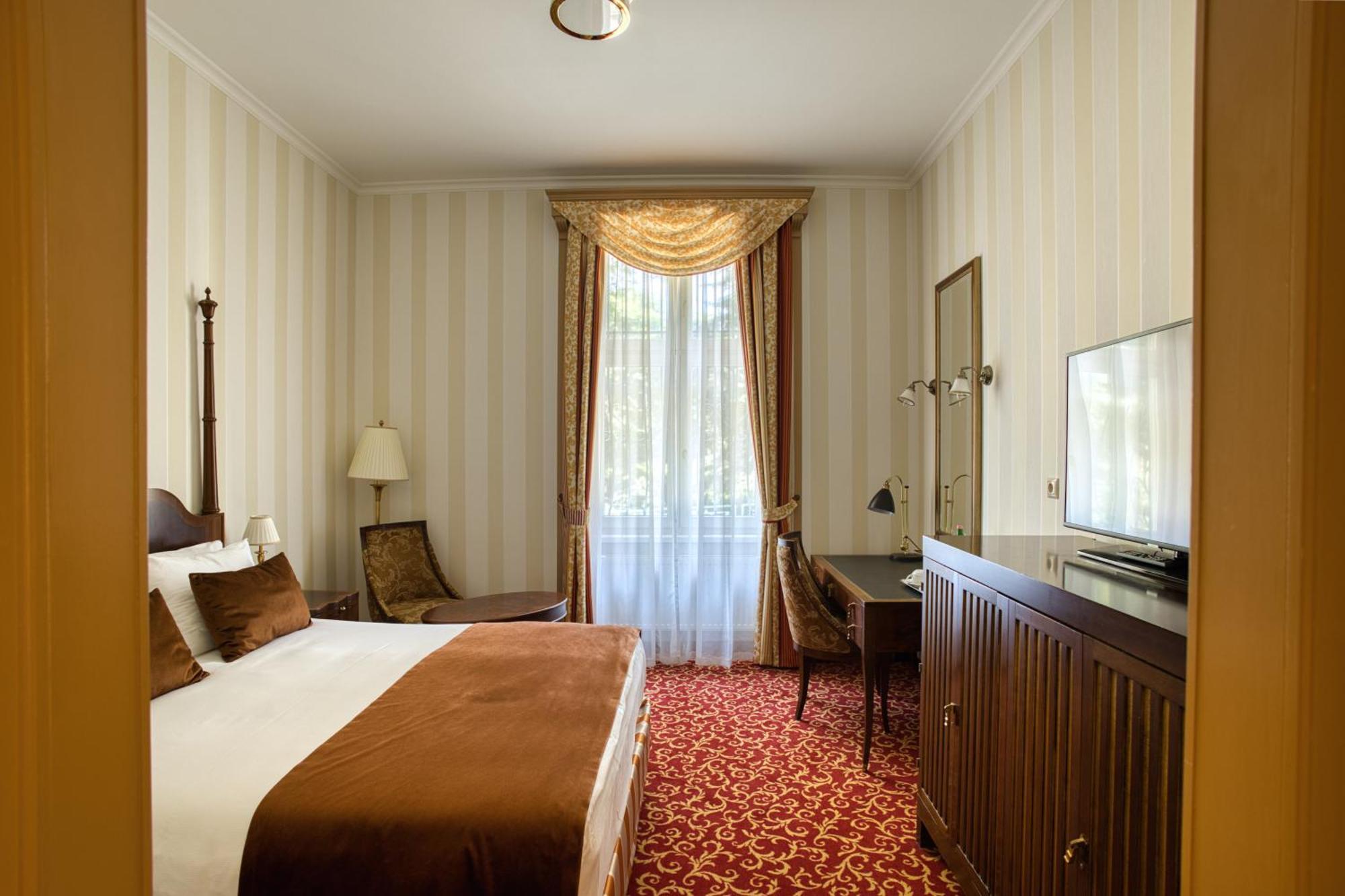 Deluxe Double or Twin Room