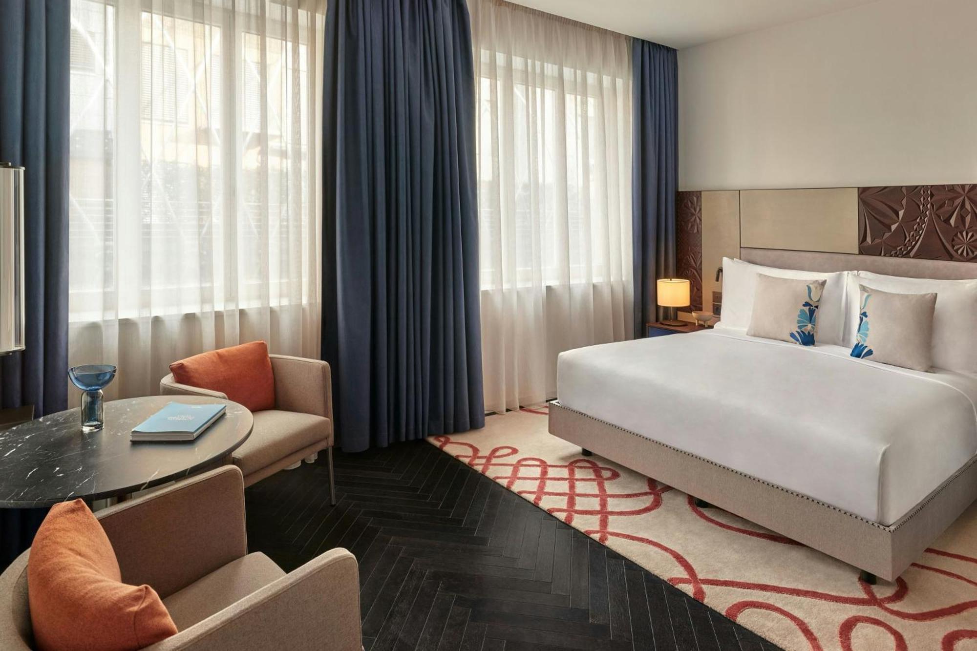 Superior Contemporary King Room with Street View